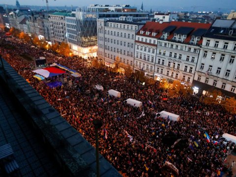 On minlərlə insan Ukraynaya dəstək aksiyasına çıxdı