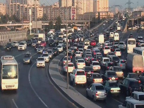 Səhəri tıxacla açan Bakı YOLLARI