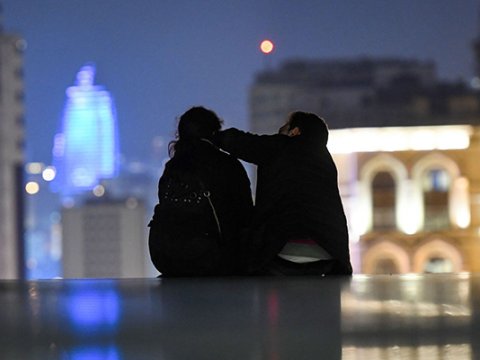 Sevgilisilə parkda oturan oğlanı hədələdilər -“Camaatın anası-bacısı var”