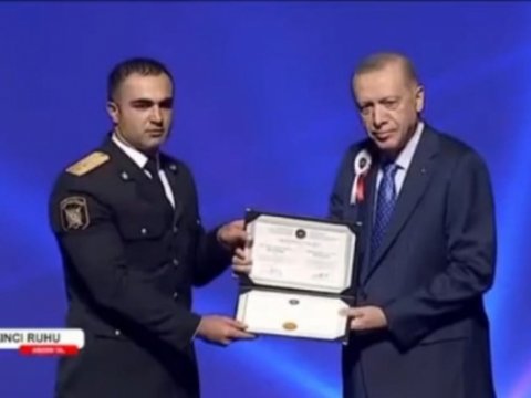 Ərdoğan azərbaycanlı məzuna diplom verdi - VİDEO
