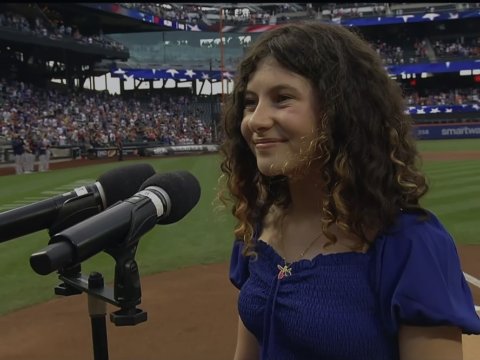 Həmyerlimiz səhnəyə Zəfər rəmzilə çıxıb - VİDEO