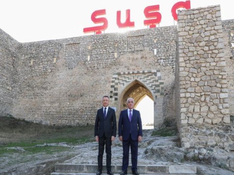 Əli Əsədov Fuat Oktayla Cıdır düzündə