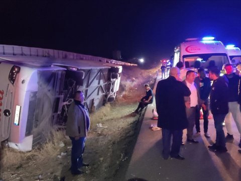 Daha bir qəza - 17 nəfər yaralandı