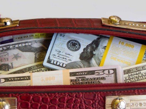 Avtovağzalda içində 30 min dollar olan çanta OĞURLANDI