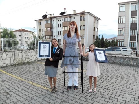 Dünyanın ən uzun qadını ilk dəfə təyyarə ilə uçdu