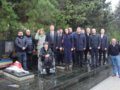 Milli Qəhrəmanın məzarını ziyarət etdilər - FOTO