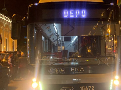 “BakuBus”un avtobusu qəzaya düşdü