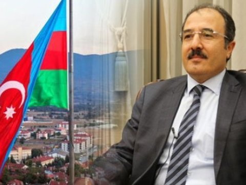 Qafqazın zirvəsində dalğalanan üçrəngli şanlı bayraq