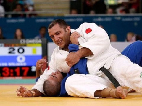 İlham Zəkiyev dünya çempionatında finala yüksəldi