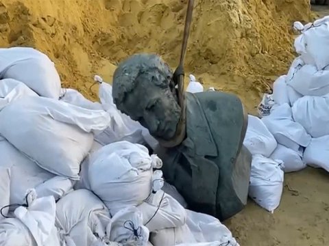 Puşkinin Xarkovdakı büstü söküldü