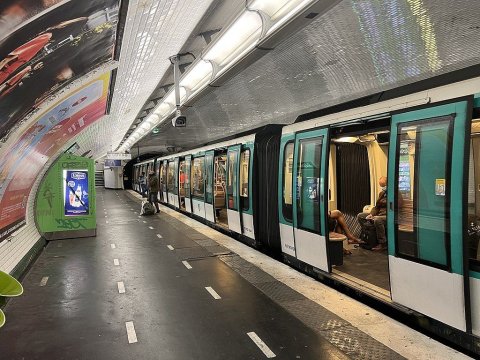 Parisdə 30-dan çox metrostansiya bağlandı