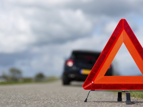 Yolu keçmək istəyən piyadanı maşın vurdu