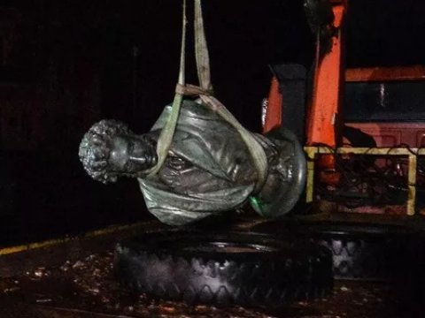 Daha bir şəhərdə Puşkinin abidəsi söküldü - FOTOLAR