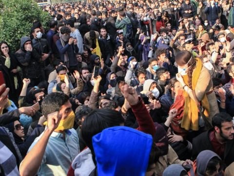 İranda etirazçılar yolları bağladılar- VİDEO