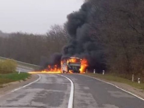Mitinq iştirakçılarının avtobusu yandı