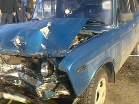 Avtomobili işıq dirəyinə çırpdı