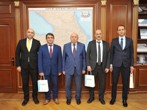 Rektor prezidentin təltif etdiyi müəllimlərlə görüşdü