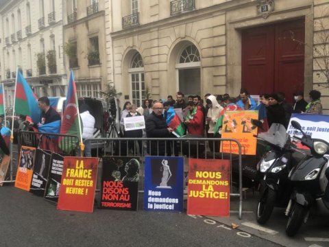 Azərbaycanlılar Fransada etiraz aksiyası keçirir - FOTO