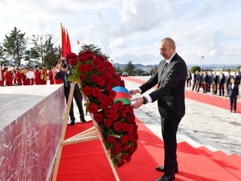 Prezident “Mother Albaniya” abidəsini ziyarət edib - FOTOLAR