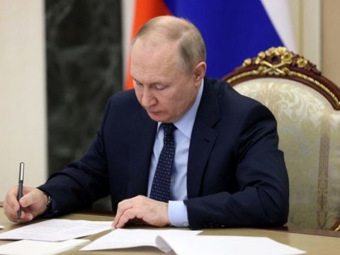 Putin Mariupola “Hərbi Şöhrət Şəhəri” fəxri adını verdi