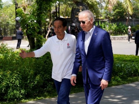Bayden G20 sammiti zamanı pilləkənlərdə büdrədi