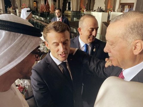 Makronun əli Ərdoğanın çiyninə çatmadı - Sammitdə maraqlı anlar