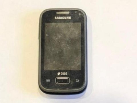 Həbsdə olan qardaşına telefon keçirmək istədi
