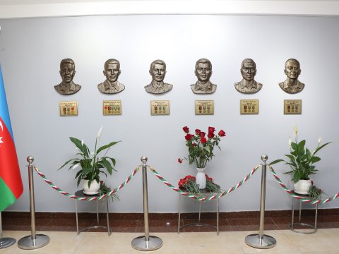 Şəhid məzunların barelyefi qoyuldu