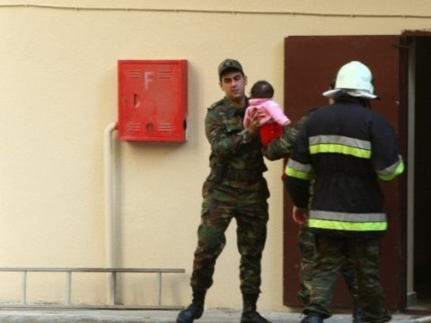 Köməksiz qalan 4 azyaşlı xilas olundu