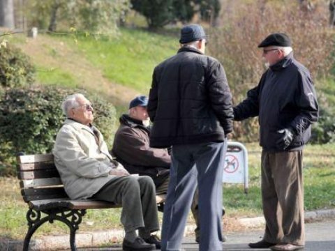 Kişilərin pensiya yaşı azaldılmalıdır - Parlamentdə məsələ qaldırıldı