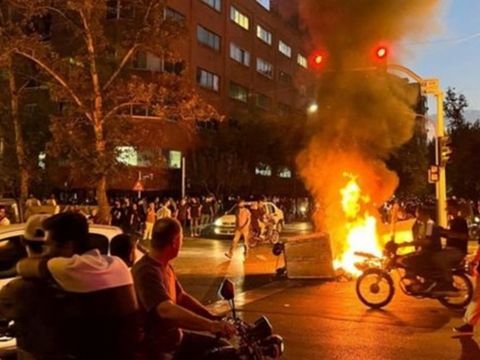 İranda etirazçılar generalı ÖLDÜRDÜ