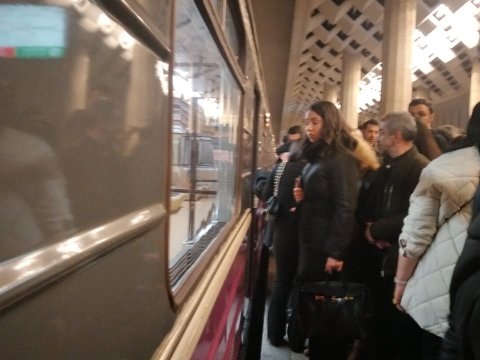 Metroda PROBLEM - Sərnişinlər qatardan düşürüldü