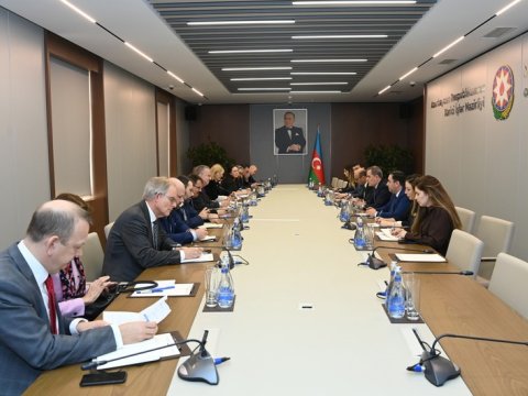 XİN başçısı xüsusi elçi ilə müzakirə apardı