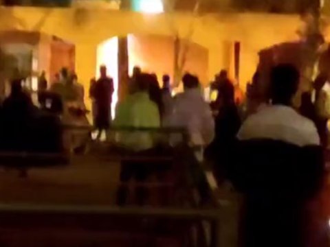 İranda Xomeyninin evi yandırıldı - VİDEO