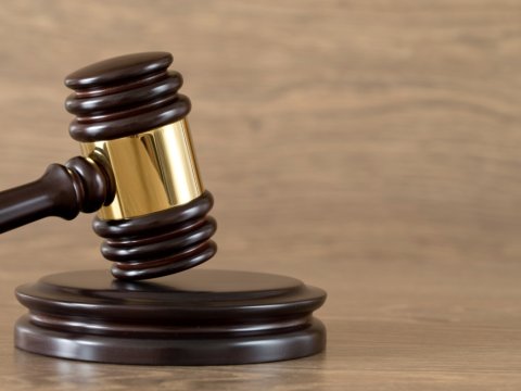 Körpəsini həyətə tullayan ataya 11 il 3 ay həbs verildi