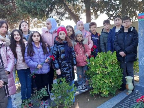 Şagirdlər İkinci Fəxri Xiyabanı ziyarət ediblər - FOTOLAR