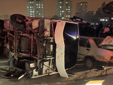 Türkiyədə polislər qəza düşdü - Yaralılar var 