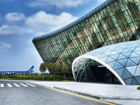 Aeroportda silahlı şəxs ələ keçirildi