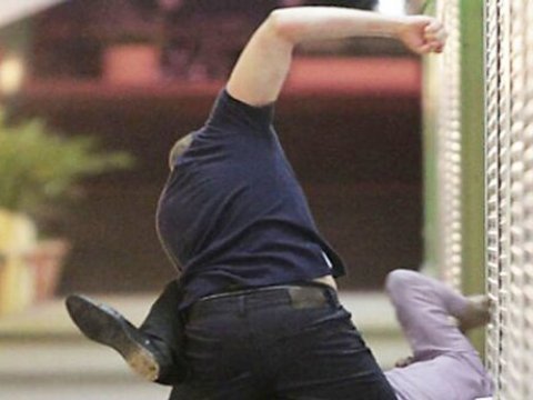 Sürücü oğlanı döydü, telefon və qızılını oğurladı