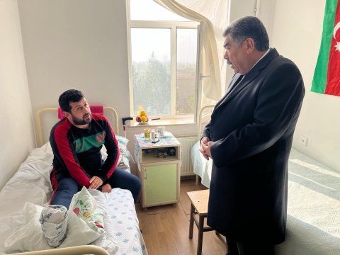 İcra başçısı qazini xəstəxanada ziyarət edib