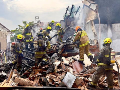 Təyyarə yaşayış binasına çırpıldı - 7 nəfər öldü 