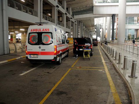 Xarici diplomat aeroportda intihar etdi - VİDEO