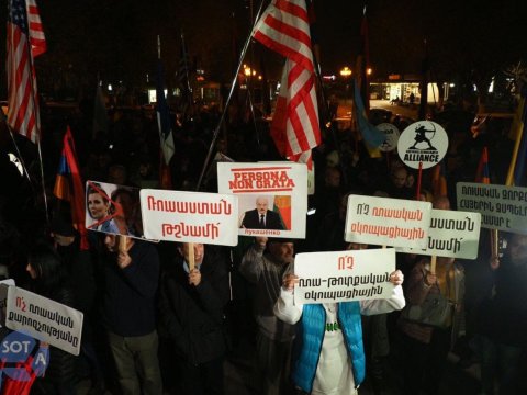 İrəvanda Putinə qarşı etiraz aksiyası - FOTO