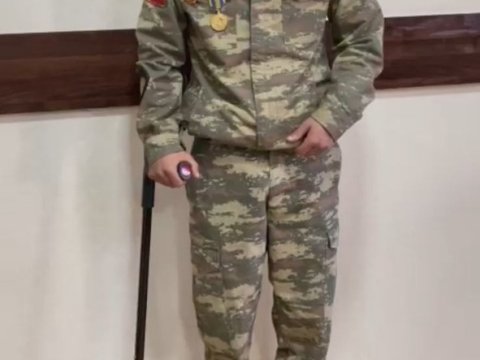 Hərbçi forması geyinib, medal taxdı - SAXLANILDI