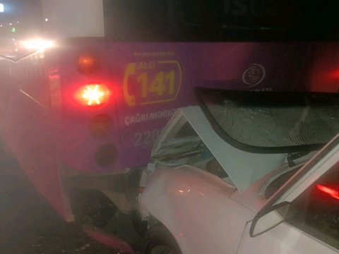Bakıda sərnişin avtobusu qəzaya düşdü 