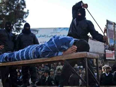 Zina edənlər hamının gözü qarşısında şallaqlandı