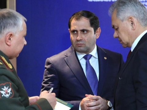 Erməni nazir Şoyqu ilə müzakirələr apardı