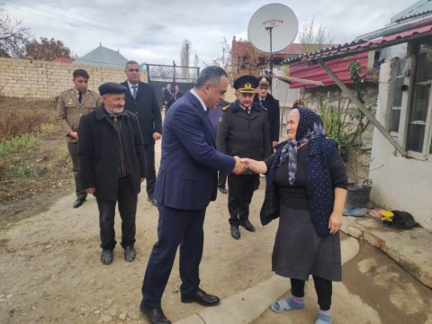 İcra başçısı şəhid ailəsini evində ziyarət edib - FOTO