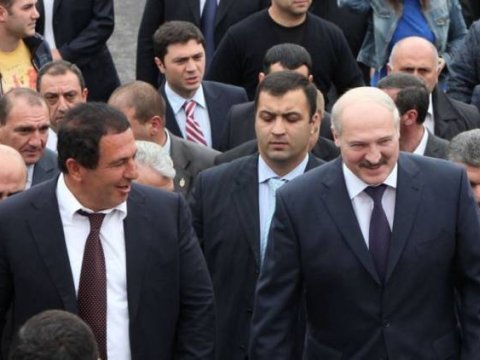 Putin İrəvanda oteldə yatdı, Lukaşenko villada gecələdi