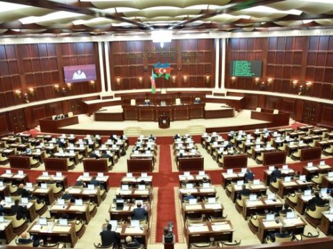 Milli Məclis 16 məsələyə görə TOPLAŞIR